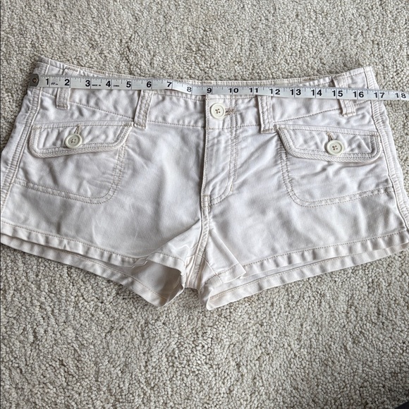 Vintage Hollister Women's Cream Cargo Shorts - Picture 11 of 12